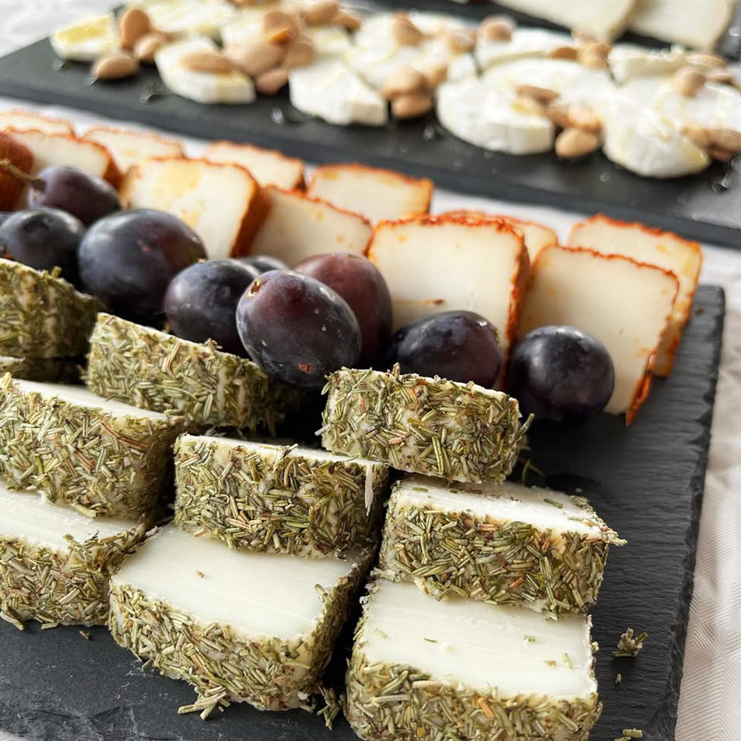 Surtido Quesos Semicurados de Cabra con Pimentón, Romero y Tomillo